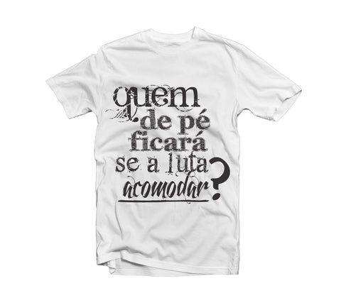Camiseta "Quem De Pé Ficará" - Lojinha O Teatro Mágico